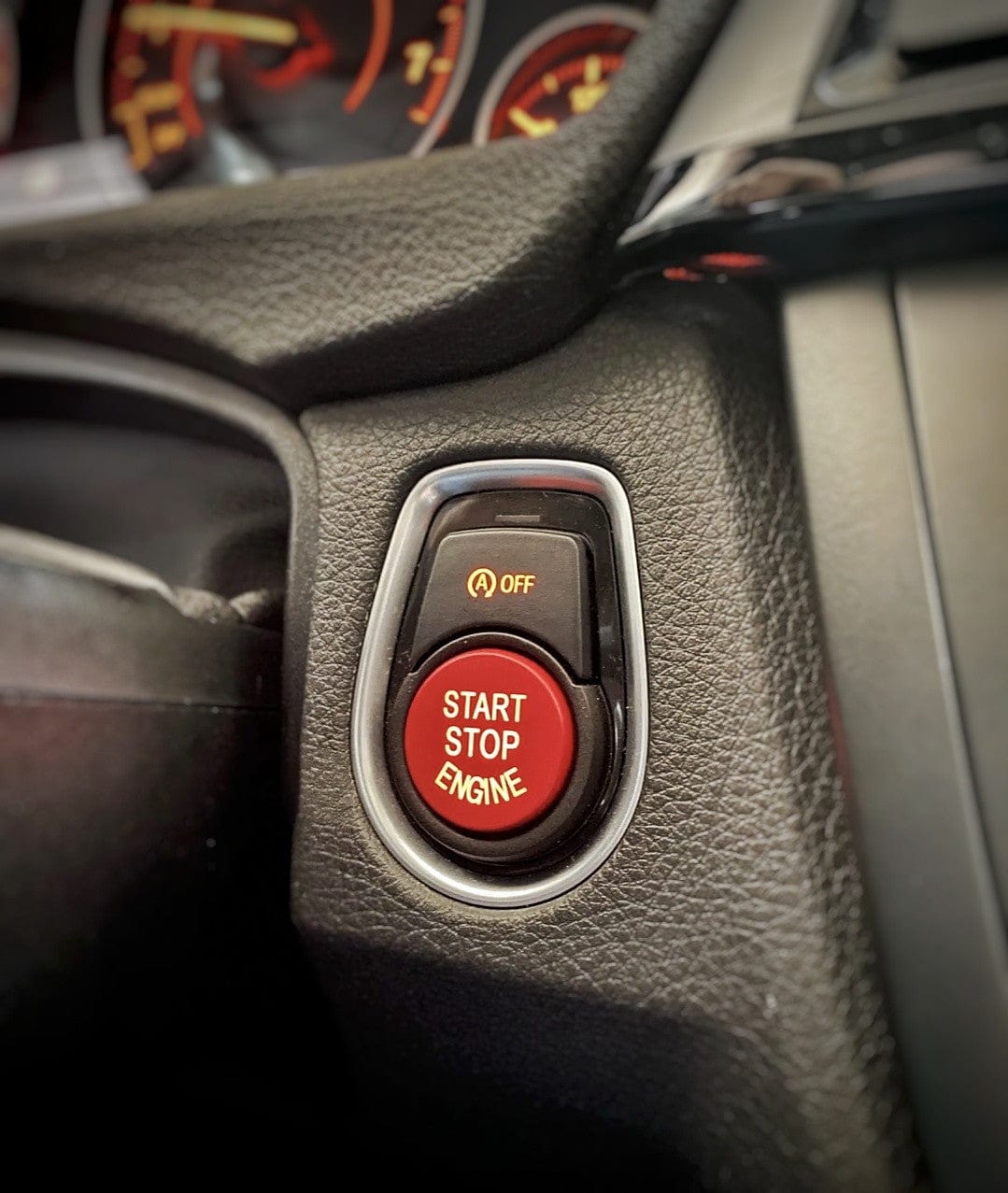 Bouton Start-Stop performance BMW couleurs - vue de face - Becquet Voiture