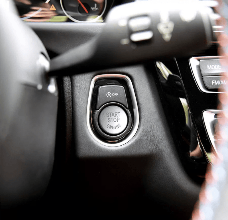 Bouton Start-Stop performance BMW couleurs - vue de trois-quarts - Becquet Voiture