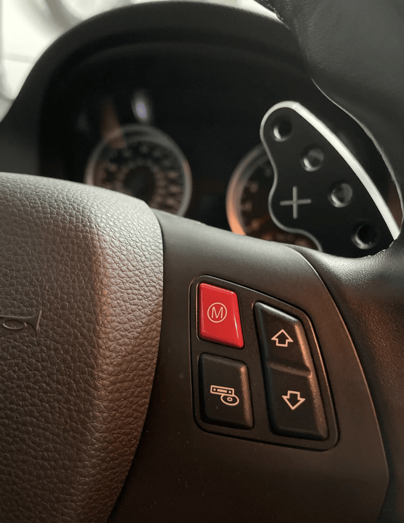 Bouton Start-Stop rouge BMW Série 3 E92 E93 - vue de trois-quarts - Becquet Voiture