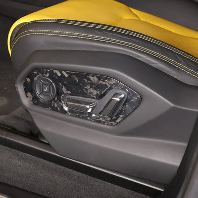 Boutons de Siège Carbone Lamborghini Urus 2018-2023 - vue de trois-quarts - Becquet Voiture