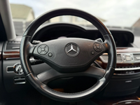 Multifunktionstasten am Lenkrad Mercedes S-Klasse W221 2007–2013 - Dreiviertelansicht - Becquet Voiture