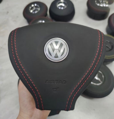 Cache Airbag Sur Mesure Volkswagen Alcantara Cuir - vue de trois-quarts - Becquet Voiture