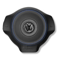 Cache Airbag VW Golf 6 Cuir Alcantara Surpiqûres Logo Noir - détail du montage - Becquet Voiture