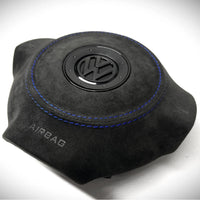 Cache Airbag VW Golf 6 Cuir Alcantara Surpiqûres Logo Noir - en situation - Becquet Voiture