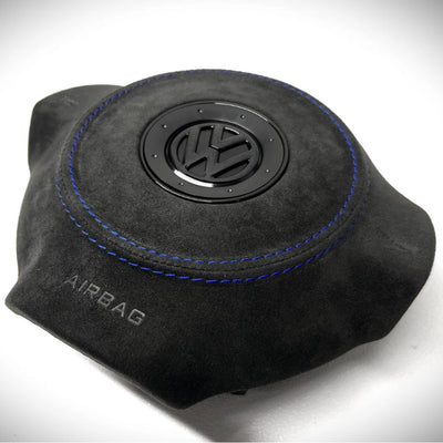 Cache Airbag VW Golf 6 Cuir Alcantara Surpiqûres Logo Noir - en situation - Becquet Voiture