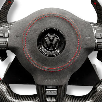 Cache Airbag VW Golf 6 Cuir Alcantara Surpiqûres Logo Noir - vue de profil - Becquet Voiture