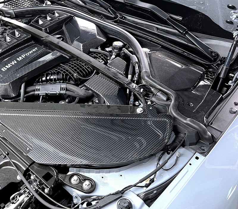 Abdeckung für elektrisches Bauteil aus Carbon BMW G80 G81 G82 G83 G87 - Dreiviertelansicht - Becquet Voiture