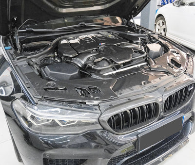 Cache Moteur Carbone BMW M5 F90 V2 - vue de trois-quarts - Becquet Voiture