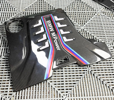 Cache Moteur Fibre Carbone BMW M5 F90 - vue de profil - Becquet Voiture