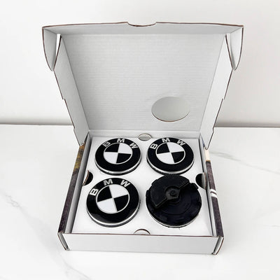 Cache-Moyeux Flottants BMW 50e Anniversaire 68mm 56mm (4 Pièces) - vue de trois-quarts - Becquet Voiture