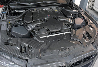 Caches Angle Compartiment Moteur Carbone BMW M5 F90 - packshot studio - Becquet Voiture