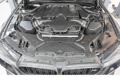 Caches Angle Compartiment Moteur Carbone BMW M5 F90 - vue de trois-quarts - Becquet Voiture