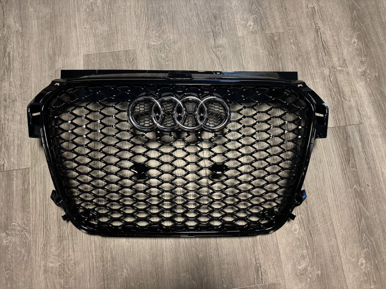 Calandre Audi A1 Look RS1 Noir Brillant 2010-2014 - vue de face - Becquet Voiture