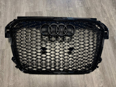 Calandre Audi A1 Look RS1 Noir Brillant 2010-2014 - vue de trois-quarts - Becquet Voiture