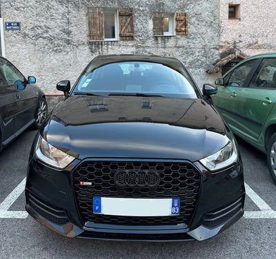 Calandre Audi A1 S1 Facelift Look RS1 Noir Brillant (15-18) - vue de profil - Becquet Voiture