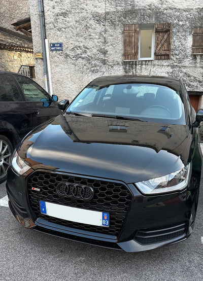 Calandre Audi A1 S1 Facelift Look RS1 Noir Brillant (15-18) - vue de trois-quarts - Becquet Voiture