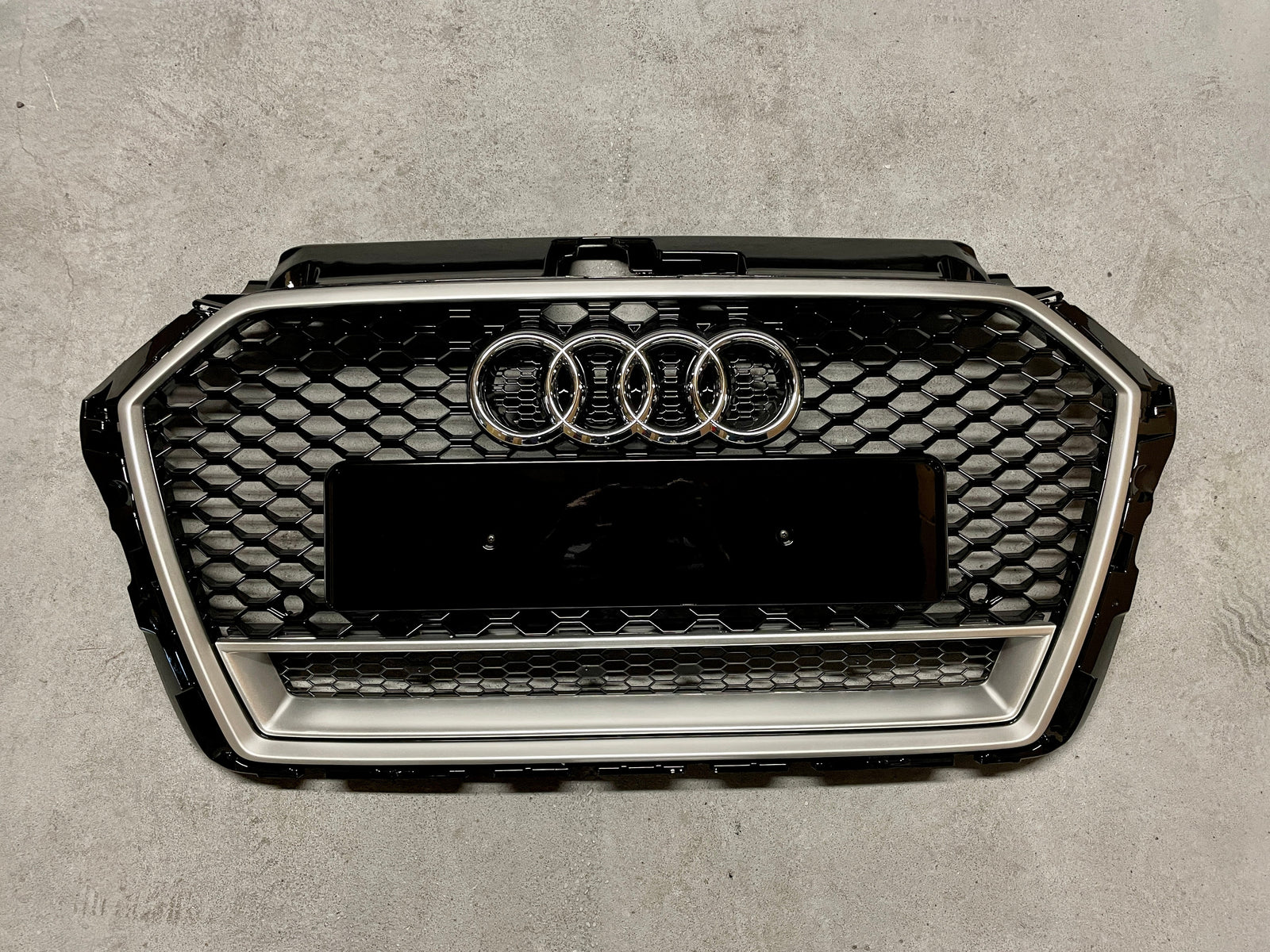 Calandre Audi A3 8V Look RS3 Silver (16-19) - vue de face - Becquet Voiture