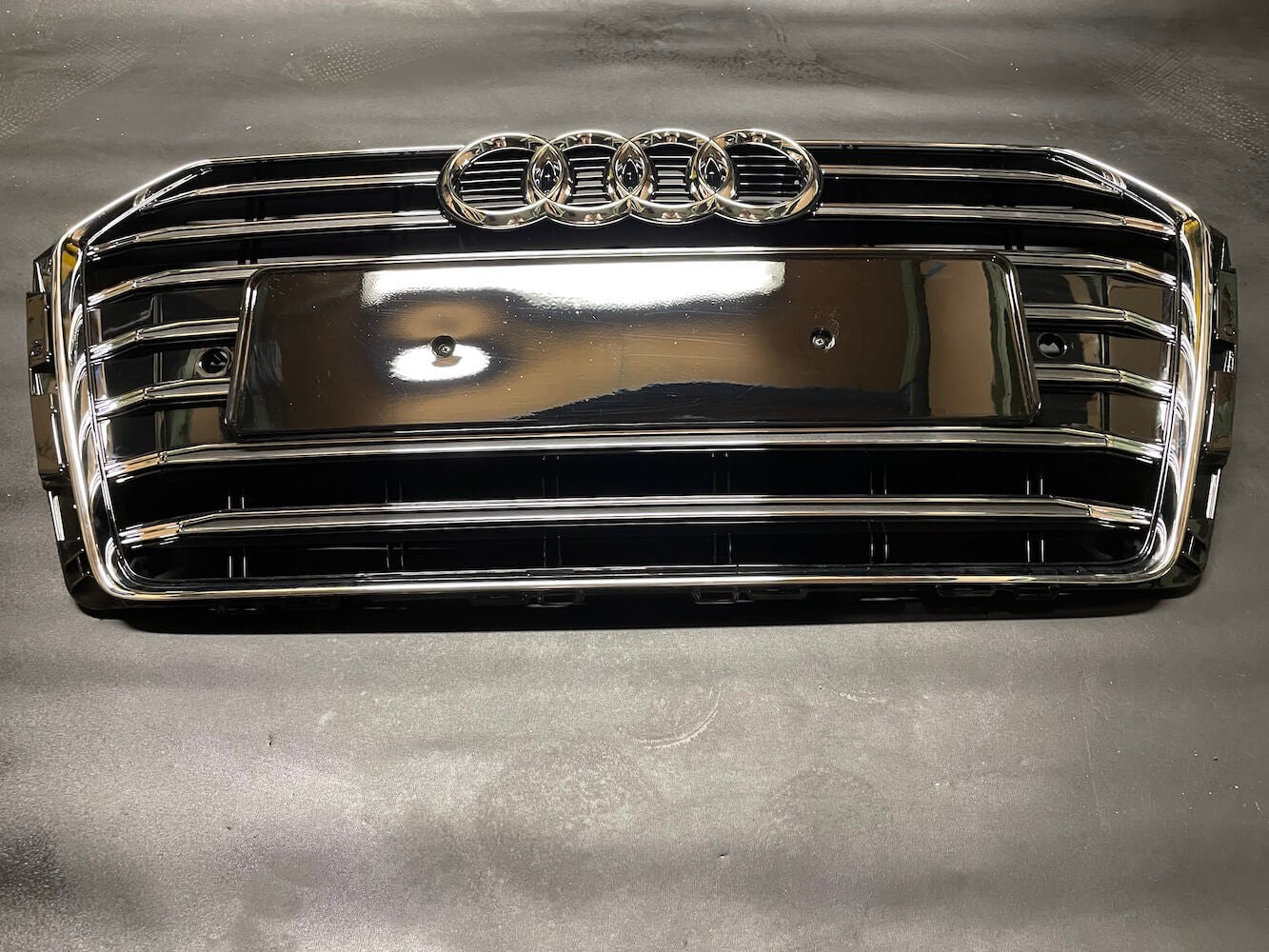 Calandre Audi A4 B9 Chrome / Noir Look S4 (15-19) - vue de face - Becquet Voiture