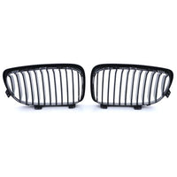 Calandre BMW Série 1 E87 E81 noir brillant - détail du montage - Becquet Voiture