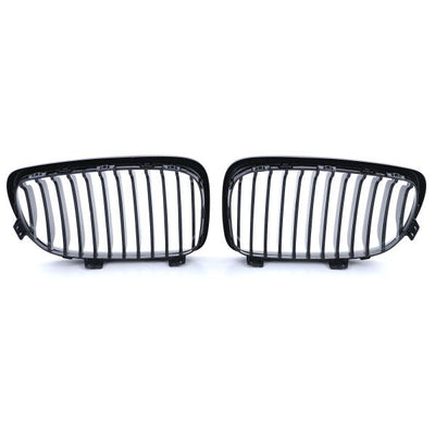 Calandre BMW Série 1 E87 E81 noir brillant - détail du montage - Becquet Voiture