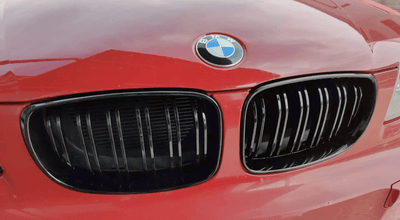 Calandre BMW Série 1 E87 E81 noir brillant - en situation - Becquet Voiture