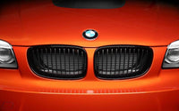Calandre BMW Série 1 E87 E81 noir brillant - vue de profil - Becquet Voiture