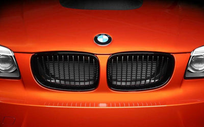 Calandre BMW Série 1 E87 E81 noir brillant - vue de profil - Becquet Voiture