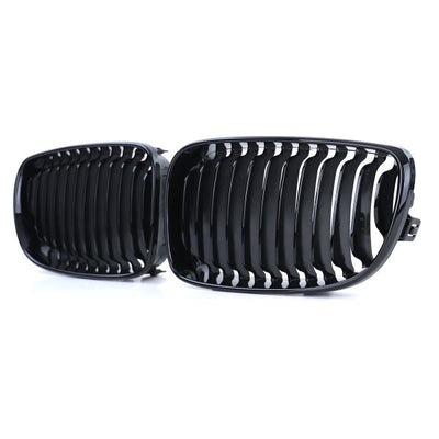 Calandre BMW Série 1 E87 E81 noir brillant - vue rapprochée - Becquet Voiture