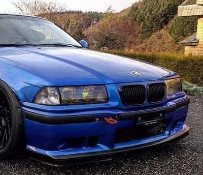 Calandre BMW Série 3 E36 noir brillant - vue de profil - Becquet Voiture
