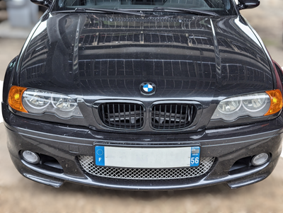 Calandre BMW Série 3 E46 noir brillant - vue de profil - Becquet Voiture