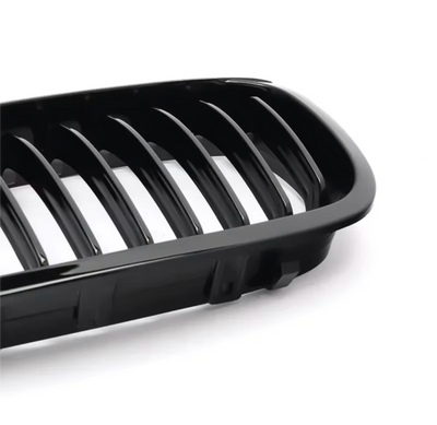 Calandre BMW Série 3 E46 noir brillant - vue rapprochée - Becquet Voiture
