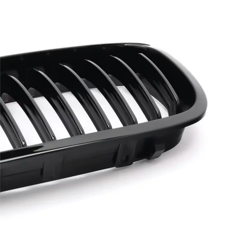 Calandre BMW Série 3 E46 noir brillant - vue rapprochée - Becquet Voiture
