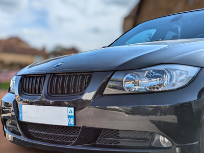 Calandre BMW Série 3 E90 noir brillant - en situation - Becquet Voiture
