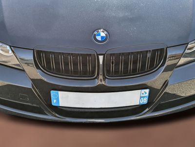 Calandre BMW Série 3 E90 noir brillant - vue de face 2 - Becquet Voiture
