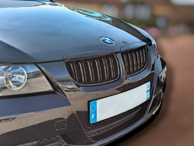 Calandre BMW Série 3 E90 noir brillant - vue de profil 2 - Becquet Voiture