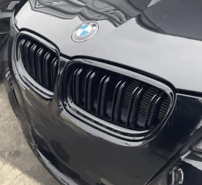 Calandre BMW Série 3 E90 noir brillant - vue de trois-quarts 2 - Becquet Voiture