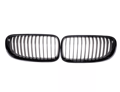 Calandre BMW Série 3 E92 E93 - vue de trois-quarts - Becquet Voiture