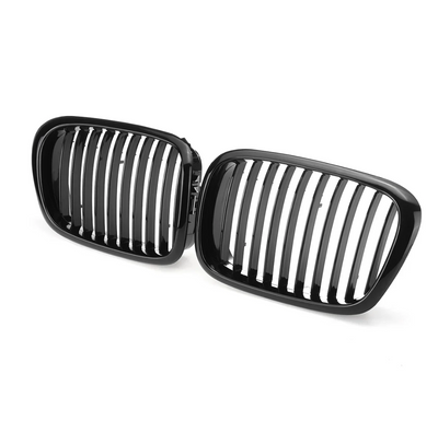 Calandre BMW Série 5 E39 noir brillant - vue de trois-quarts - Becquet Voiture