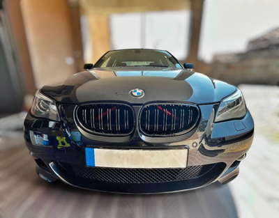 Calandre BMW Série 5 E60 Motorsport noir brillant - en situation - Becquet Voiture
