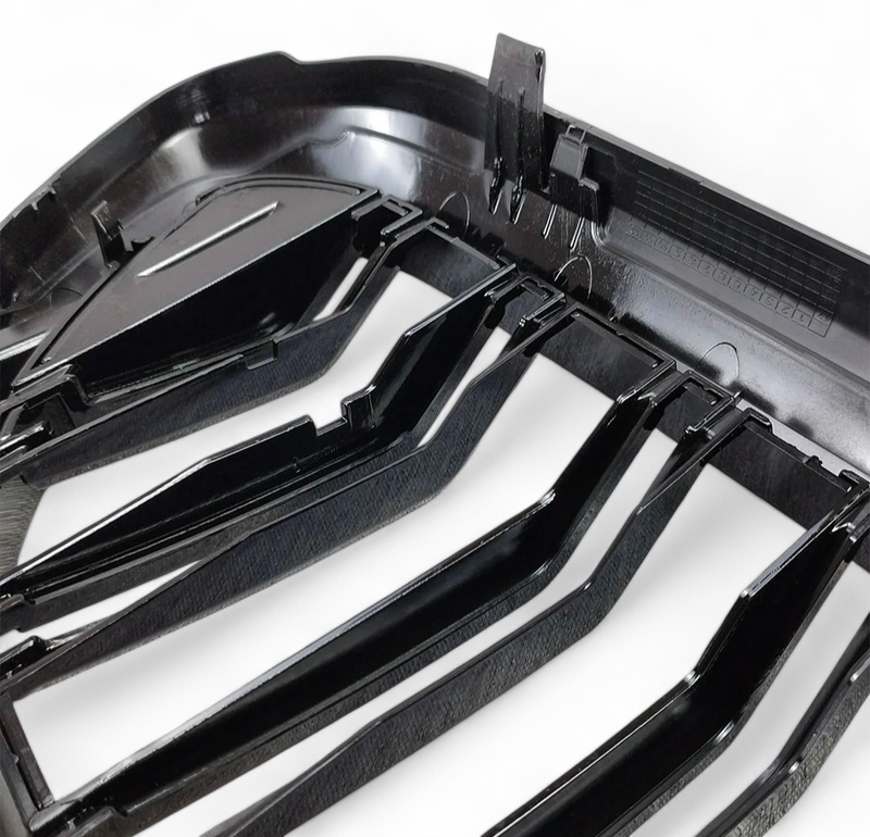 Gloss black BMW 5 Series G30 kidney grille - three-quarter view 2 - Becquet Voiture