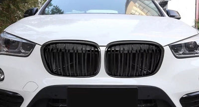 Calandre BMW X1 F48 noir brillant - vue de profil - Becquet Voiture