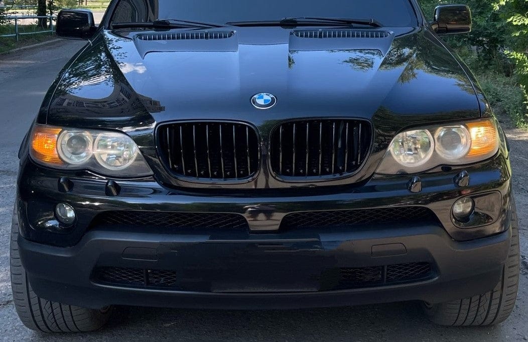 Calandre BMW X5 E53 noir brillant - vue de face - Becquet Voiture