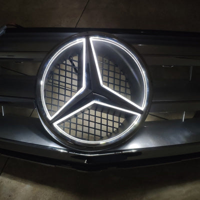 Calandre Centrale Mercedes W204 C300 C350 2008-2014 Argent Avec LED - vue rapprochée - Becquet Voiture