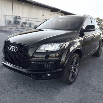 Calandre Noire Nid Abeille Style RS Audi Q7 4L 2005-2015 - vue de trois-quarts - Becquet Voiture