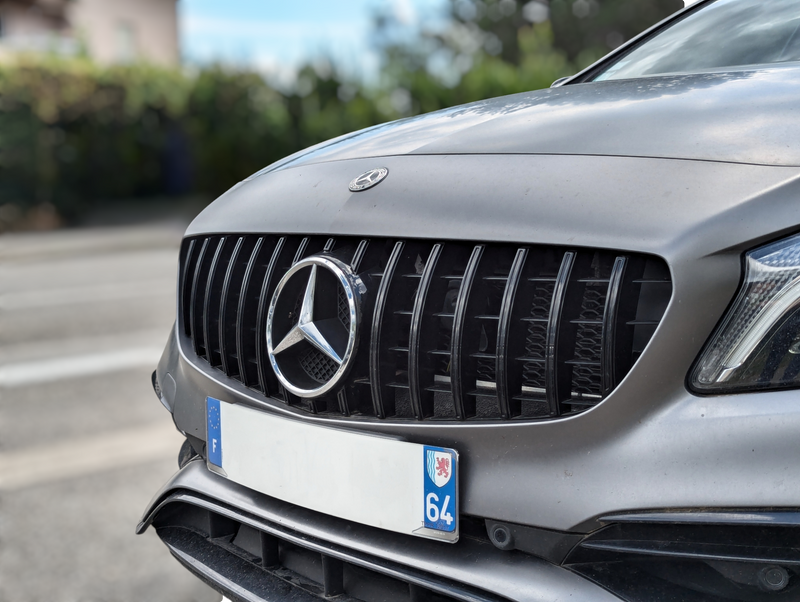 Calandre Panamericana AMG Mercedes Classe A W176 - vue de trois-quarts - Becquet Voiture