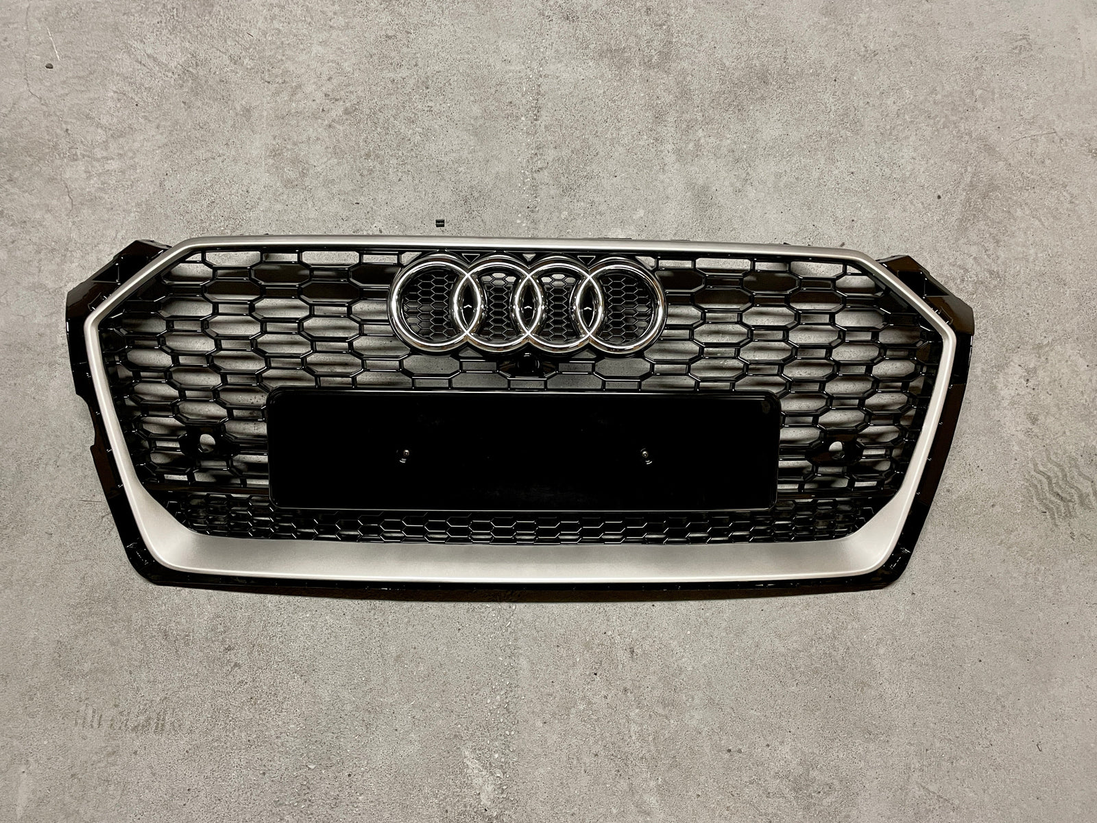 Calandre Silver Look RS5 Adaptable Audi A5 B9 - vue de face - Becquet Voiture