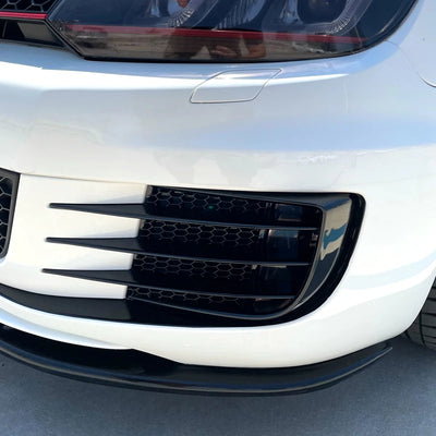 Carénages de Calandre Avant Volkswagen Golf 6 GTI 2008-2013 - vue de trois-quarts - Becquet Voiture