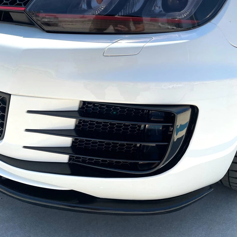 Carénages de Calandre Avant Volkswagen Golf 6 GTI 2008-2013 - vue de trois-quarts - Becquet Voiture