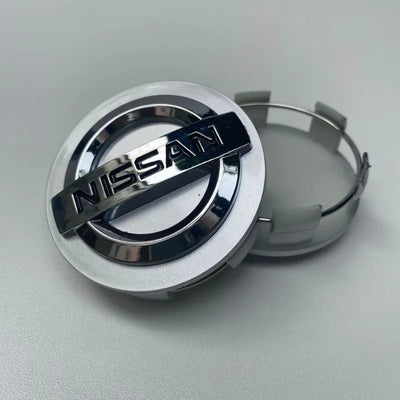 Centre de Roues Nissan 54mm 60mm Noir Chrome - packshot studio - Becquet Voiture