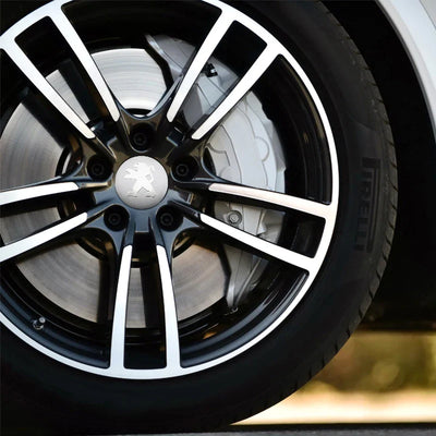 Centre de Roues Peugeot 56mm 60mm Noir Chrome - détail du montage - Becquet Voiture